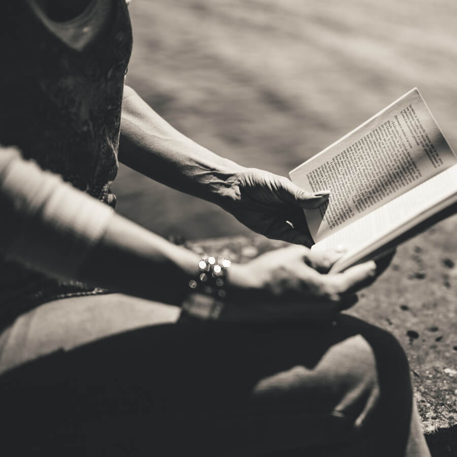 Frau liest aus dem Buch 'Lina und das rote Buch' eine Fantasiereise vor