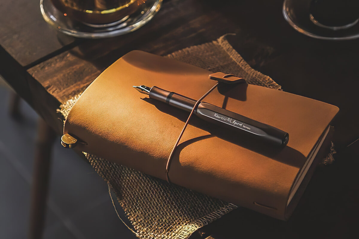 Notizbuch und Füller als Symbol für therapeutisches Schreiben