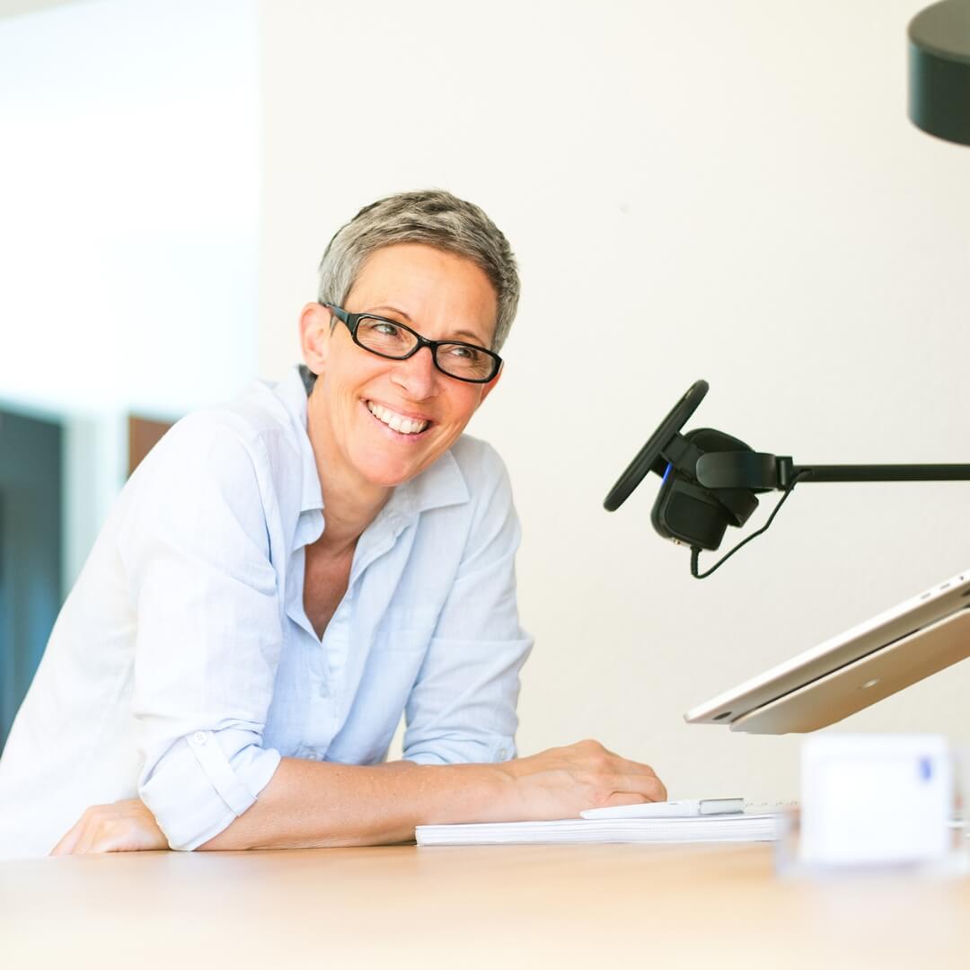 Doris Hönig am Mikrofon – Blog „Zwischen den Worten“ als gesprochene Texte